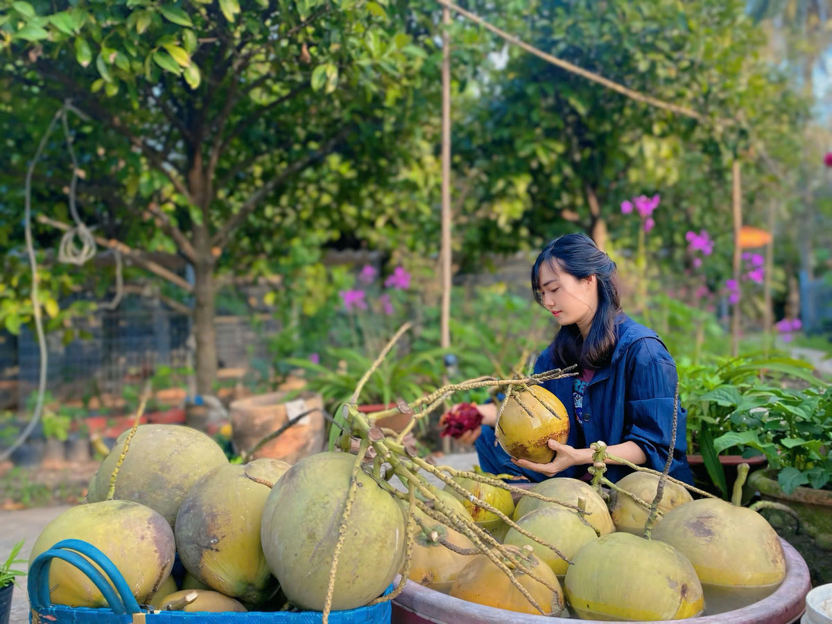 Sau khi chọn được trái đạt yêu cầu, chị Quyến bắt đầu rửa sạch để chuẩn bị sơn nền. Ảnh: Trung Ngãi.