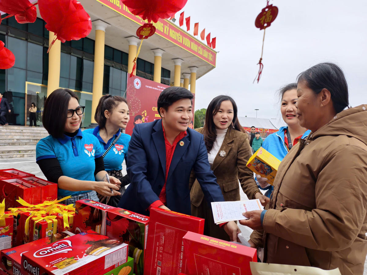 Tết Nhân ái” – “Chợ Tết 0 đồng” là hoạt động mang đậm ý nghĩa nhân văn, thể hiện truyền thống đoàn kết, tương thân tương ái của dân tộc Việt Nam. Ảnh: NA. 