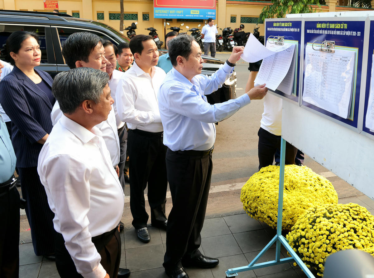 Chủ tịch Quốc hội, Chủ tịch Hội đồng Bầu cử quốc gia Trần Thanh Mẫn và Đoàn công tác khảo sát thực tế khu vực bỏ phiếu số 26 tại phường Ninh Kiều, TP Cần Thơ. (ảnh: Minh Trung)