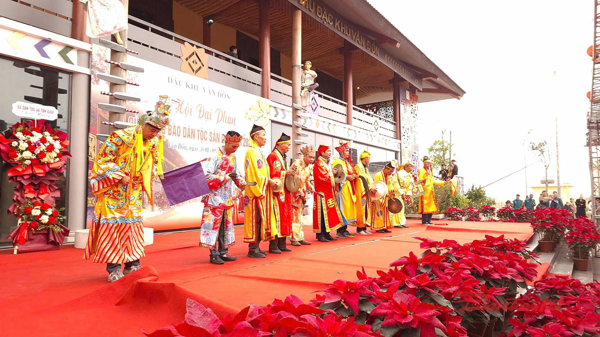 Múa hành quang với ý nghĩa là hành quang tiếp sứ, mở đường nghênh tiếp thần và tống thần là vũ điệu chủ đạo trong lễ hội Đại phan