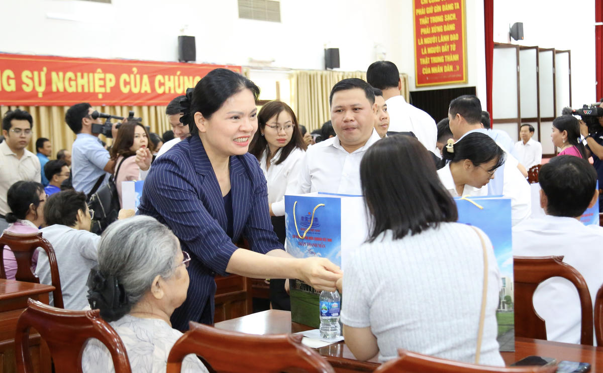 Phó Chủ tịch - Tổng Thư ký Ủy ban Trung ương MTTQ Việt Nam Hà Thị Nga tặng quà gia đình chính sách, lực lượng vũ trang nhân dân, hộ nghèo, hộ cận nghèo và công nhân lao động TP Cần Thơ. (ảnh: Thanh Tiến)