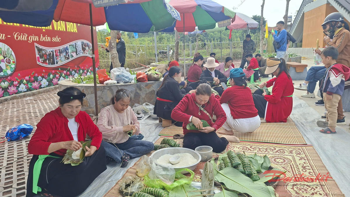 Tại lễ hội còn tổ chức cuộc thi gói bánh chưng gù truyền thống của người Sán Dìu.