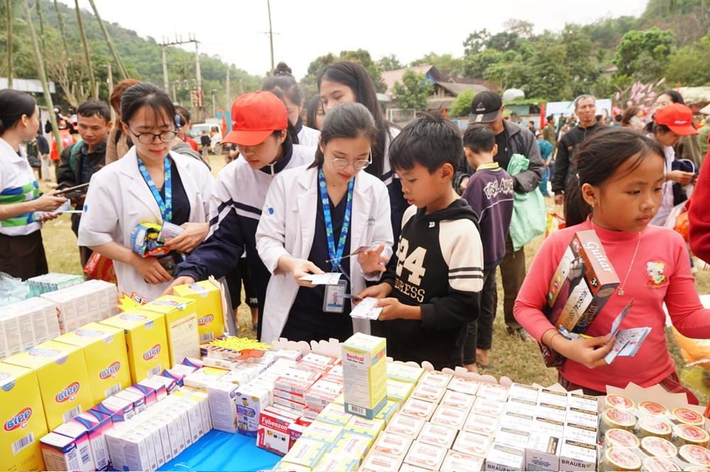 Trẻ em và đồng bào xã Tam Thái còn được các bác sĩ Quân y và bác sĩ của tỉnh Nghệ An khám bệnh, tư vấn sức khỏe, phát thuốc miễn phí. Ảnh: Nguyễn Hà.