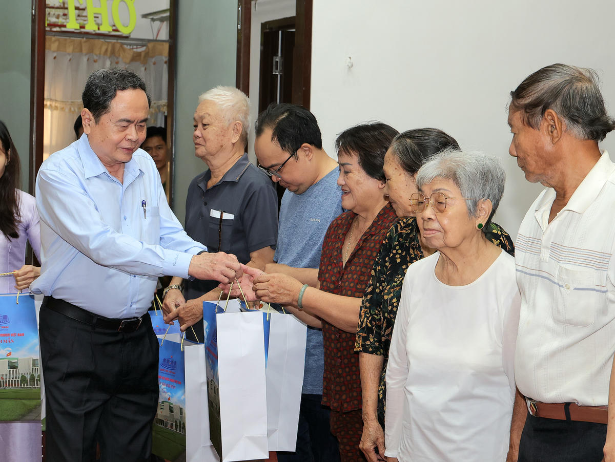 Chủ tịch Quốc hội Trần Thanh Mẫn tặng quà gia đình chính sách, lực lượng vũ trang nhân dân, hộ nghèo, hộ cận nghèo và công nhân lao động tại TP Cần Thơ, ngày 1/2/2026. Ảnh: Minh Trung.