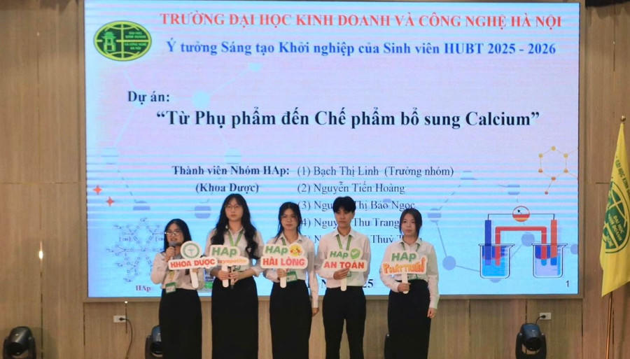 Các đội thi trình bày ý tưởng khởi nghiệp