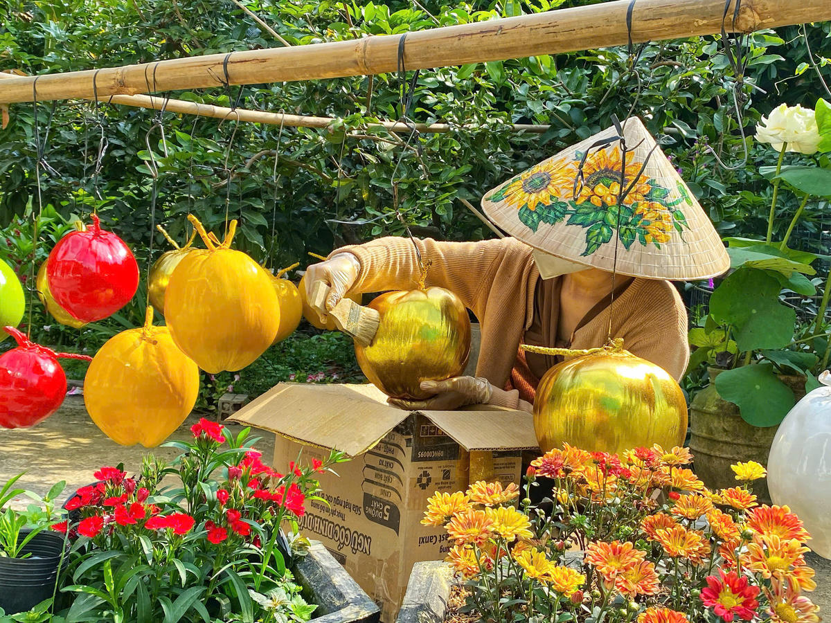 Việc sơn nền từ quả dừa cũng được xem là chi tiết quan trọng, đòi hỏi phủ sơn phải đều và bong. Ảnh: Trung Ngãi.