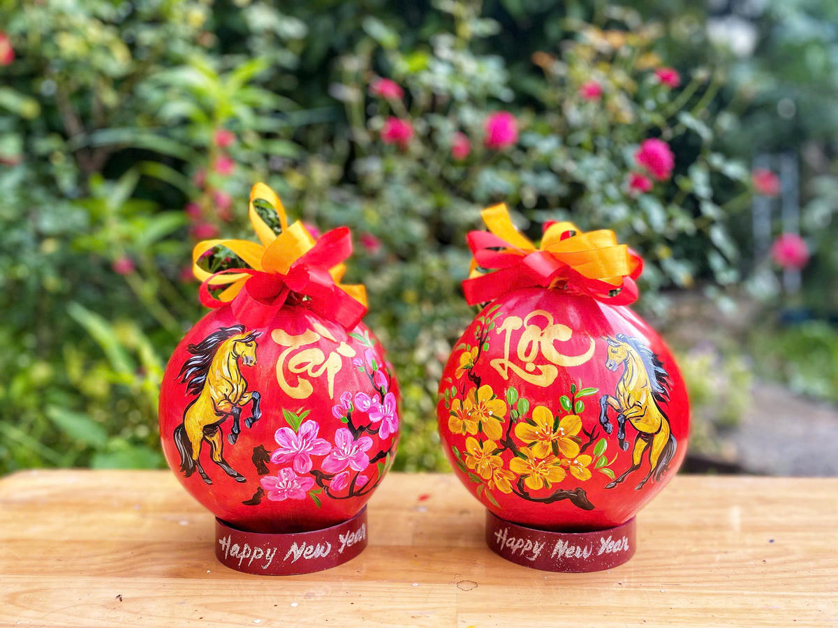 Cặp dừa linh vật ngựa và chữ thư pháp “Tài – Lộc” có nền đỏ được khách hang đặt nhiều nhất dịp Tết năm nay. Ảnh: Trung Ngãi.