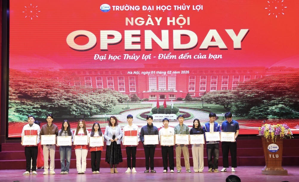 Trường Đại học Thủy lợi trao thưởng cho học sinh các trường THPT đạt giải cấp quốc gia và cấp tỉnh; trao học bổng cho sinh viên bị ảnh hưởng bởi bão lũ năm 2025.