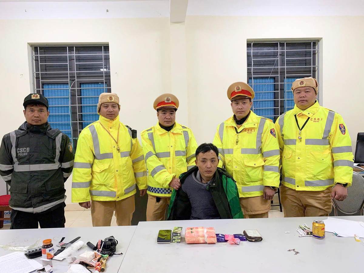 Đội CSGT đường bộ số 1, Phòng CSGT Công an tỉnh Sơn La bắt giữ thành công đối tượng phạm tội về ma túy.