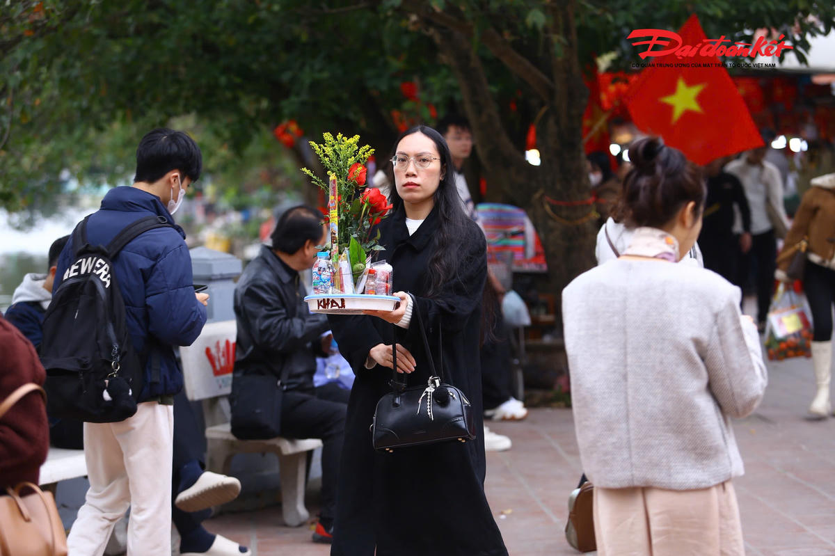 Theo ghi nhận của PV Báo Đại đoàn kết trong khung giờ trưa, khu vực cổng và sân Phủ Tây Hồ luôn trong tình trạng đông đúc. Người dân xếp hàng trật tự để vào dâng lễ, thắp hương. Lễ vật chủ yếu là hương hoa, trái cây, bánh kẹo được chuẩn bị gọn nhẹ, phù hợp với quỹ thời gian eo hẹp của giờ nghỉ trưa.. 