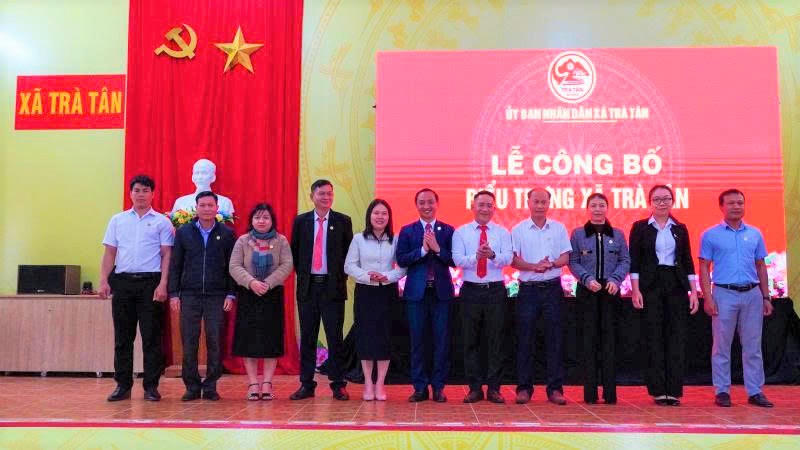 Lãnh đạo xã Trà Tân tặng biểu trưng xã Trà Tân cho các đại biểu. Ảnh: CV.