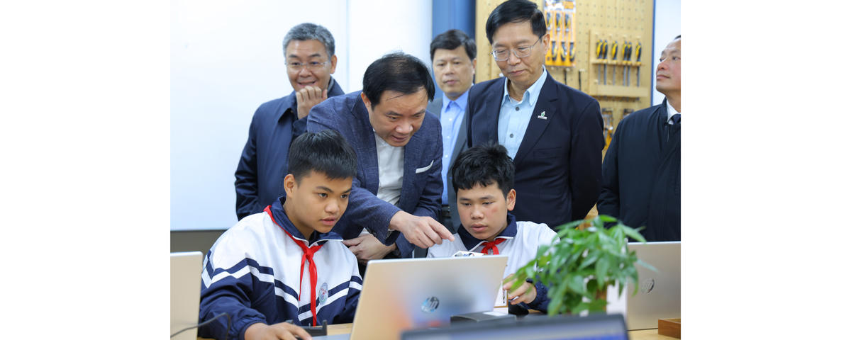 Các em học sinh Trường THCS Hiệp Cường 1 giới thiệu với lãnh đạo Petrovietnam về mô hình 