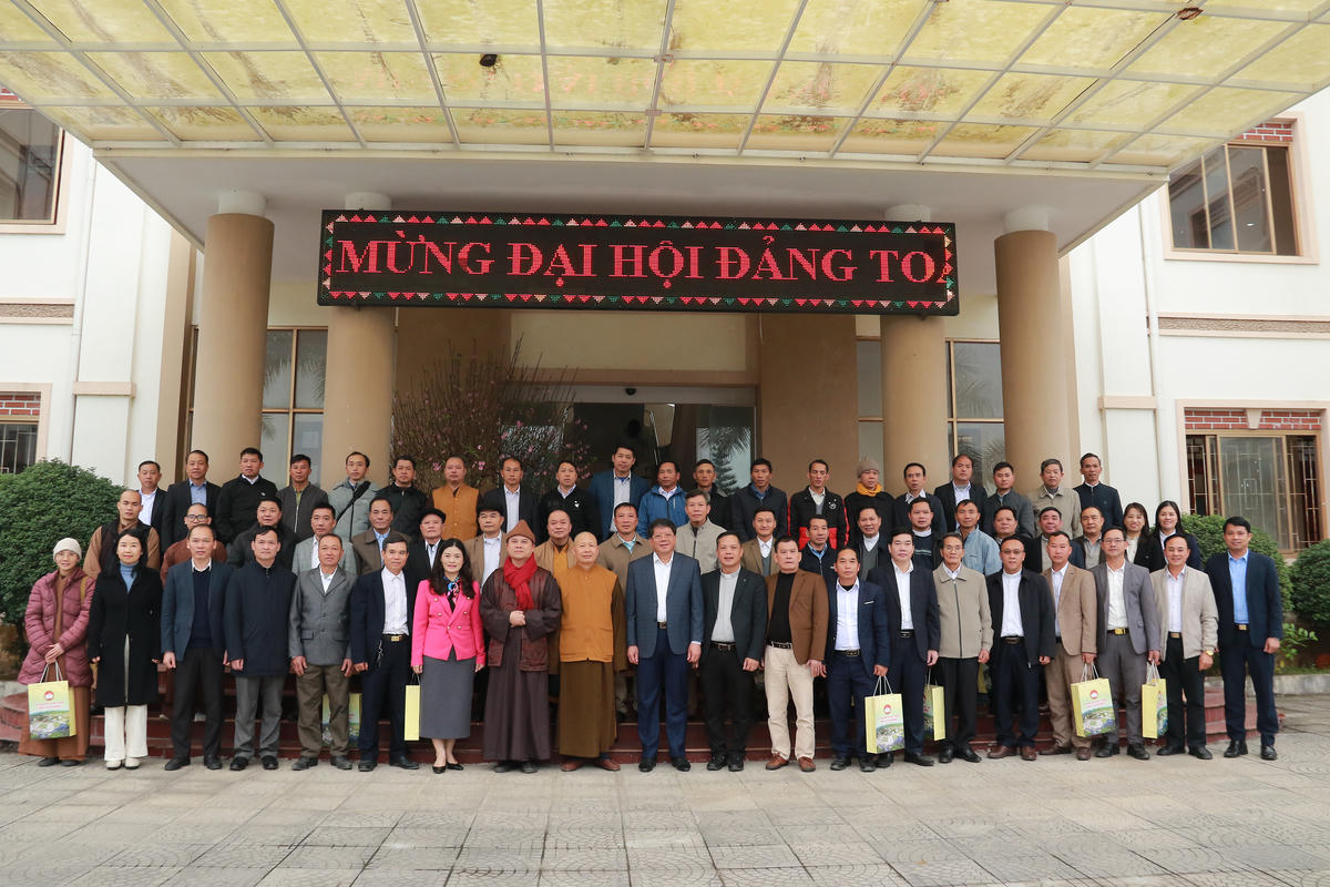 Các đại biểu chụp ảnh lưu niệm tại buổi gặp mặt.