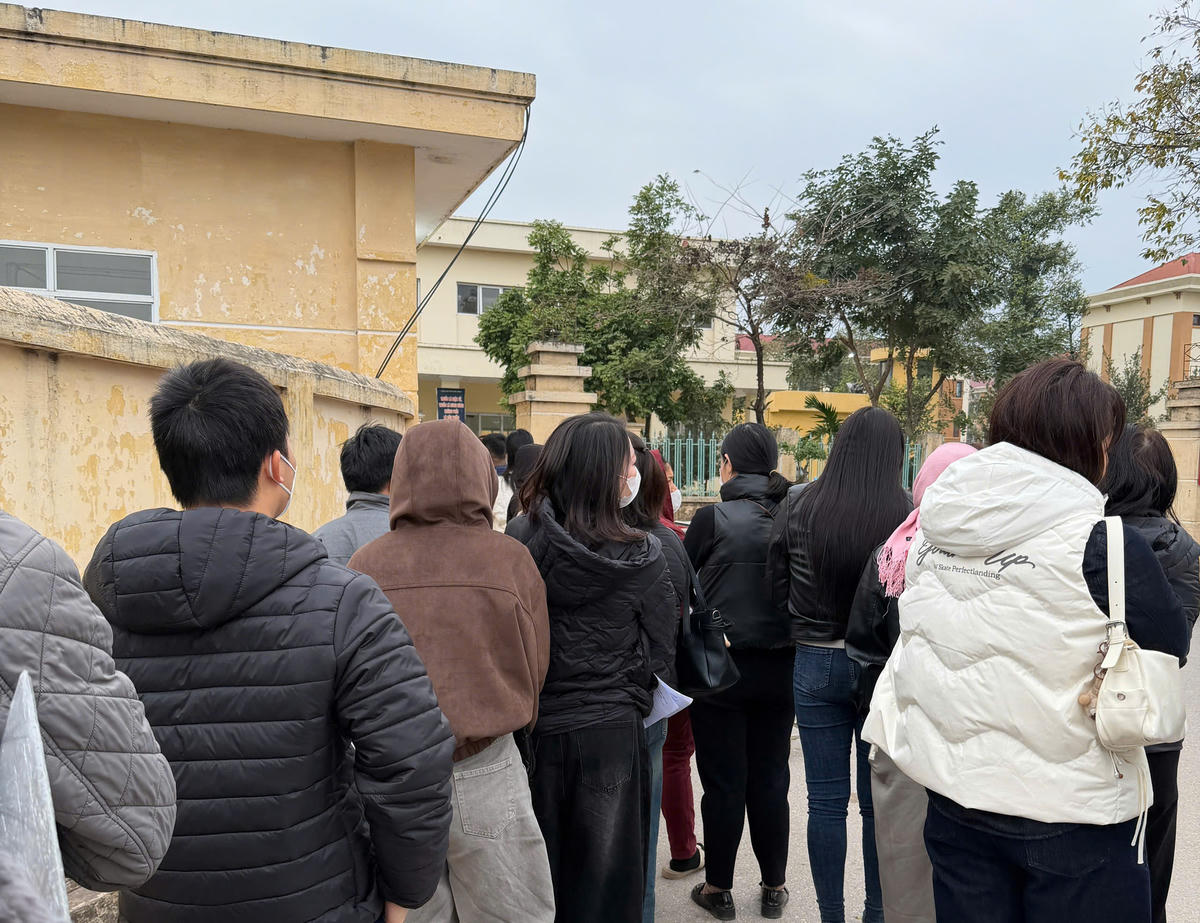 Các bị hại xếp hàng tại&nbsp;Trại tạm giam số 1 Công an tỉnh Bắc Ninh để tham dự phiên tòa. Ảnh: T.N