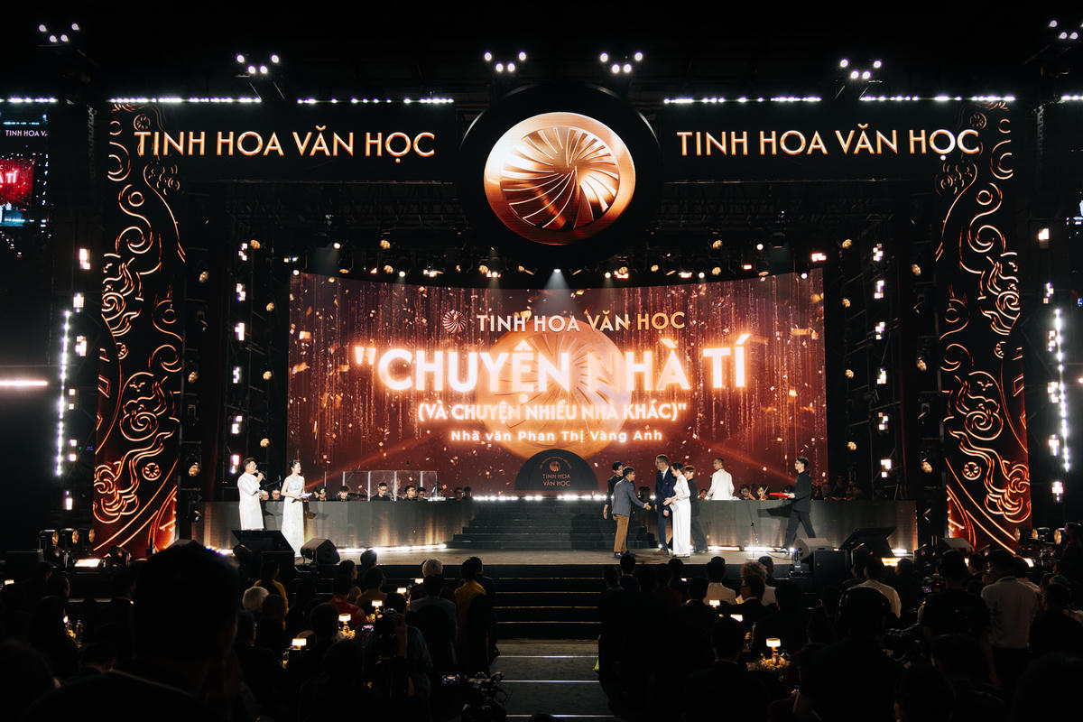 Tác phẩm "Chuyện nhà Tí (và chuyện nhiều nhà khác)" của nhà văn Phan Thị Vàng Anh được vinh danh với giải thưởng Tinh Hoa Văn Học.&nbsp;Ông&nbsp;Dương Thanh Hoài - Phó Tổng giám đốc Công ty CP Văn hoá và Truyền thông Nhã Nam đại diện nhà văn Phan Thị Vàng Anh lên nhận giải từ nhà thơ, Giáo sư, tiến sĩ người Mỹ - ông Bruce Weigl cùng nhà văn Trịnh Bích Ngân - Ủy viên Ban thường vụ Hội nhà văn Việt Nam, Chủ tịch Hội Nhà văn TP Hồ Chí Minh. 