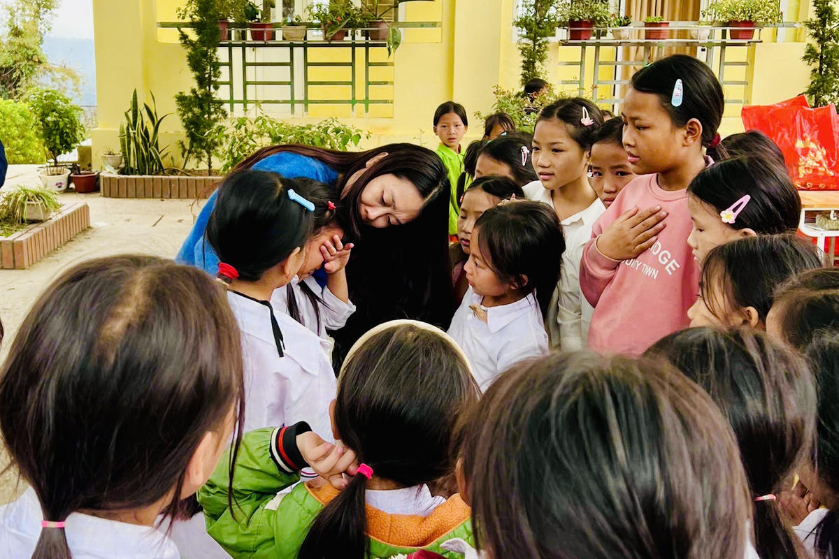 Các em nhỏ òa khóc khi chia tay các cô