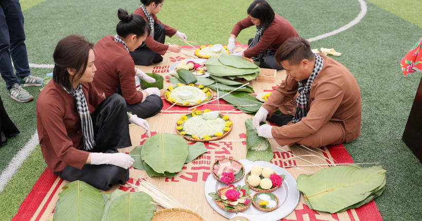 Phần thi gói bánh chưng.
