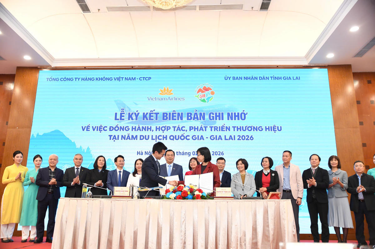 Tại sự kiện cũng đã diễn ra Lễ ký kết Biên bản ghi nhớ giữa UBND tỉnh Gia Lai và Tổng Công ty Hàng không Việt Nam về hợp tác, tài trợ các chương trình xúc tiến quảng bá Năm Du lịch quốc gia 2026. Ảnh: Phạm Sỹ.
