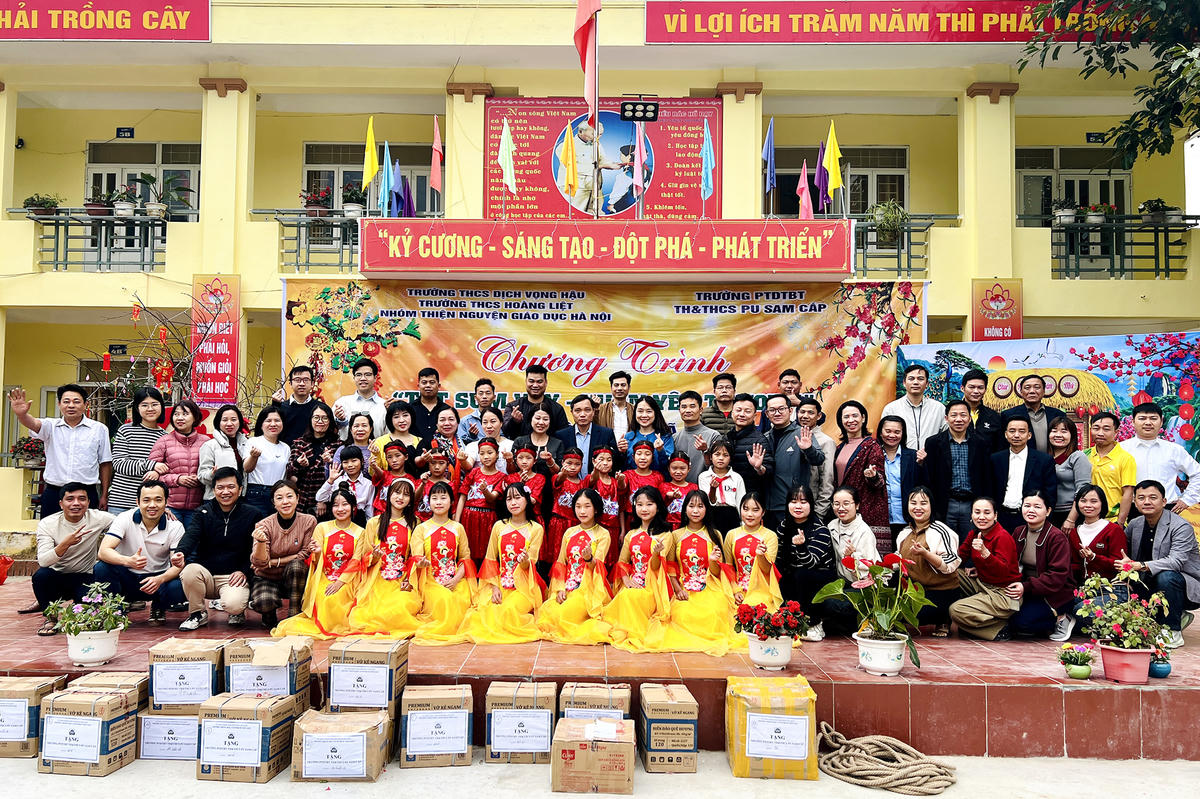 Sắc xuân rực rỡ đã sớm về trên bản vùng cao