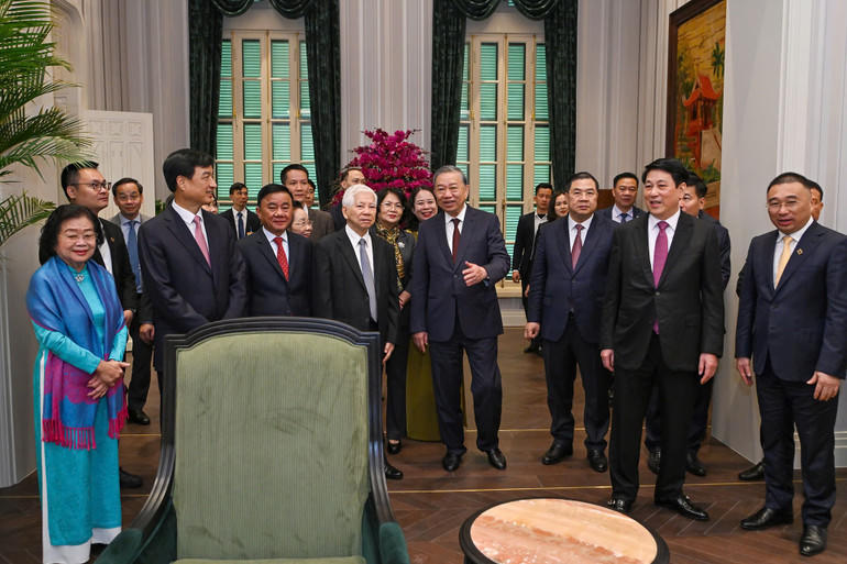 Tổng Bí thư Tô Lâm, Chủ tịch nước Lương Cường cùng các đồng chí lãnh đạo tham quan công trình.