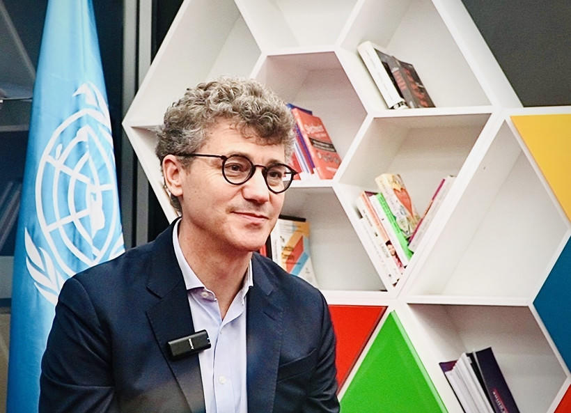 Ông Jonathan Wallace Baker, Trưởng Đại diện UNESCO tại Việt Nam trả lời phỏng vấn của phóng viên TTXVN. Ảnh: Việt Đức - TTXVN).