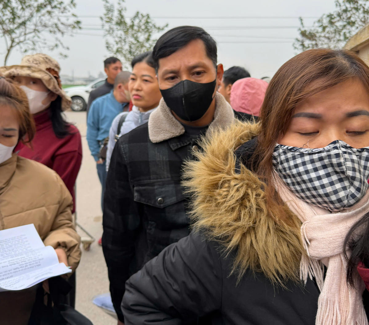 Các nạn nhân lộ rõ sự mệt mỏi và mong sớm lấy lại được số tiền bị lừa đảo. Ảnh: T.N