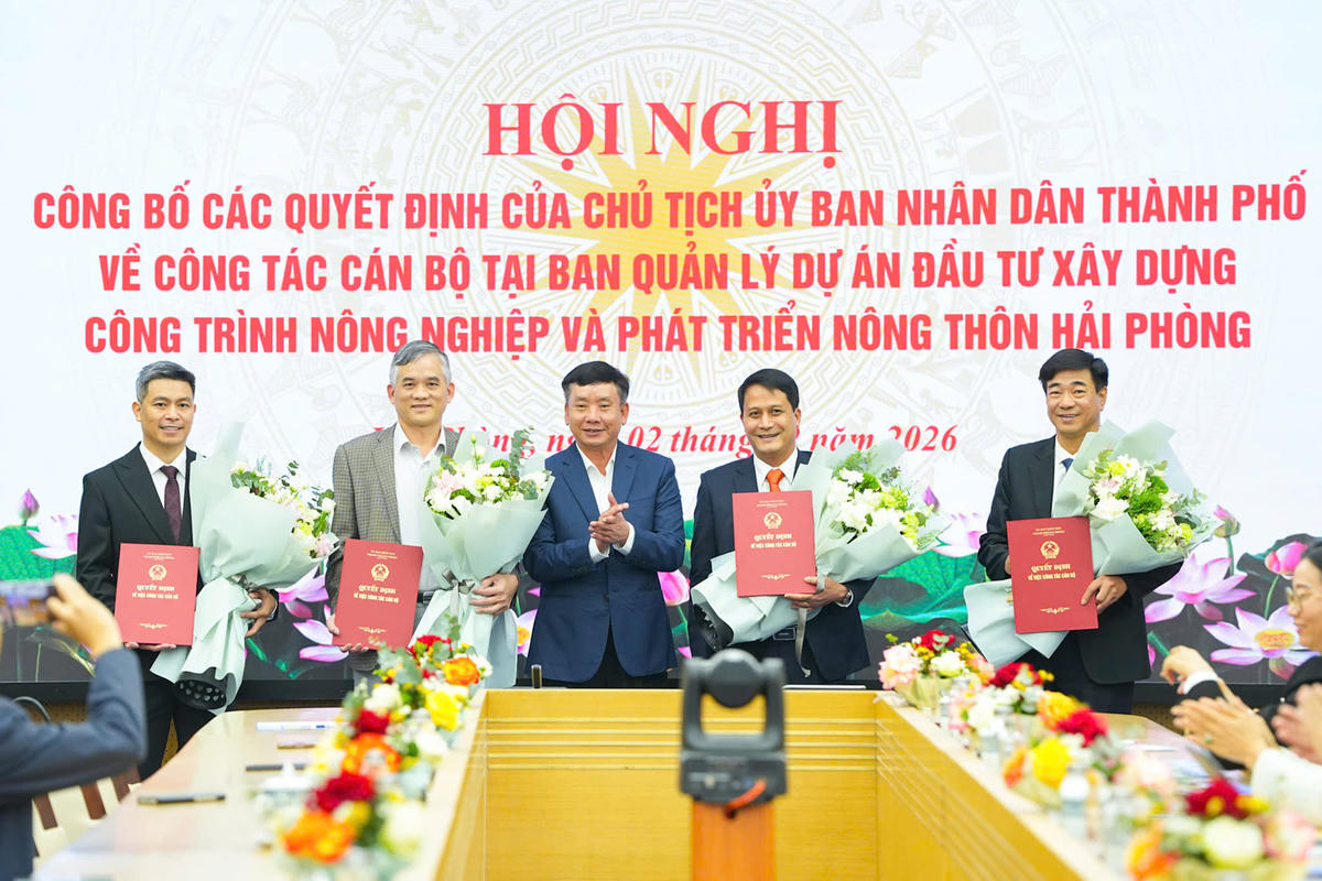 Phó Chủ tịch UBND thành phố Trần Văn Quân trao các Quyết định bổ nhiệm và điều động lãnh đạo Ban QLDA ĐTXD công trình nông nghiệp và phát triển nông thôn Hải Phòng. Ảnh: ĐT.
