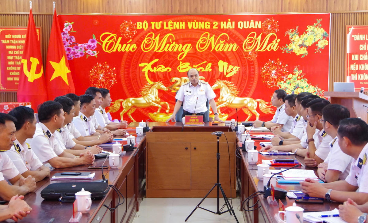 Đoàn công tác của Quân chủng Hải quân làm việc với Bộ Tư lệnh Vùng 2 Hải quân. Ảnh: Văn Đường.