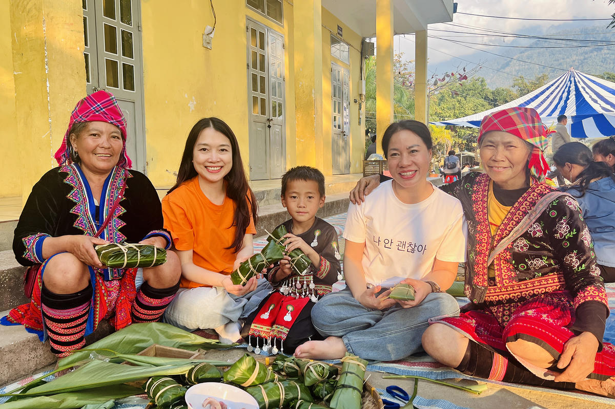 Các cô giáo Hà Nội chung tay cùng đồng bào vùng cao gói bánh cho các học sinh