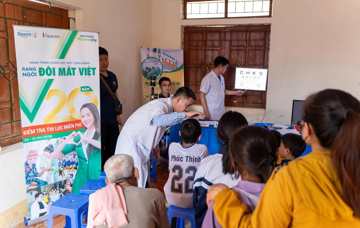 Gần 350 trẻ em và khoảng 300 người lớn đã được thăm khám sức khỏe, đặc biệt là kiểm tra sức khỏe thị lực và sức khỏe mắt ở mọi lứa tuổi.