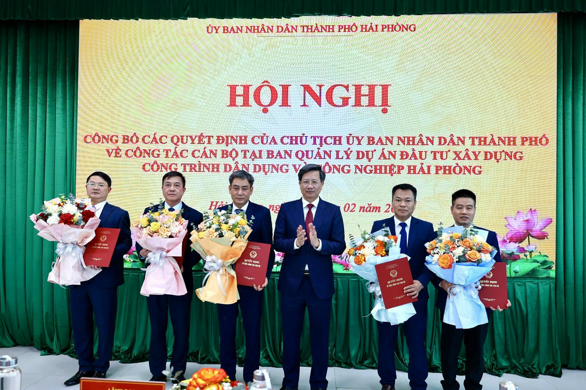 Phó Chủ tịch Thường trực UBND thành phố Lê Anh Quân trao quyết định và tặng hoa chúc mừng  các lãnh đạo Ban QLDA ĐTXD công trình dân dụng và công nghiệp Hải Phòng. Ảnh: LN.