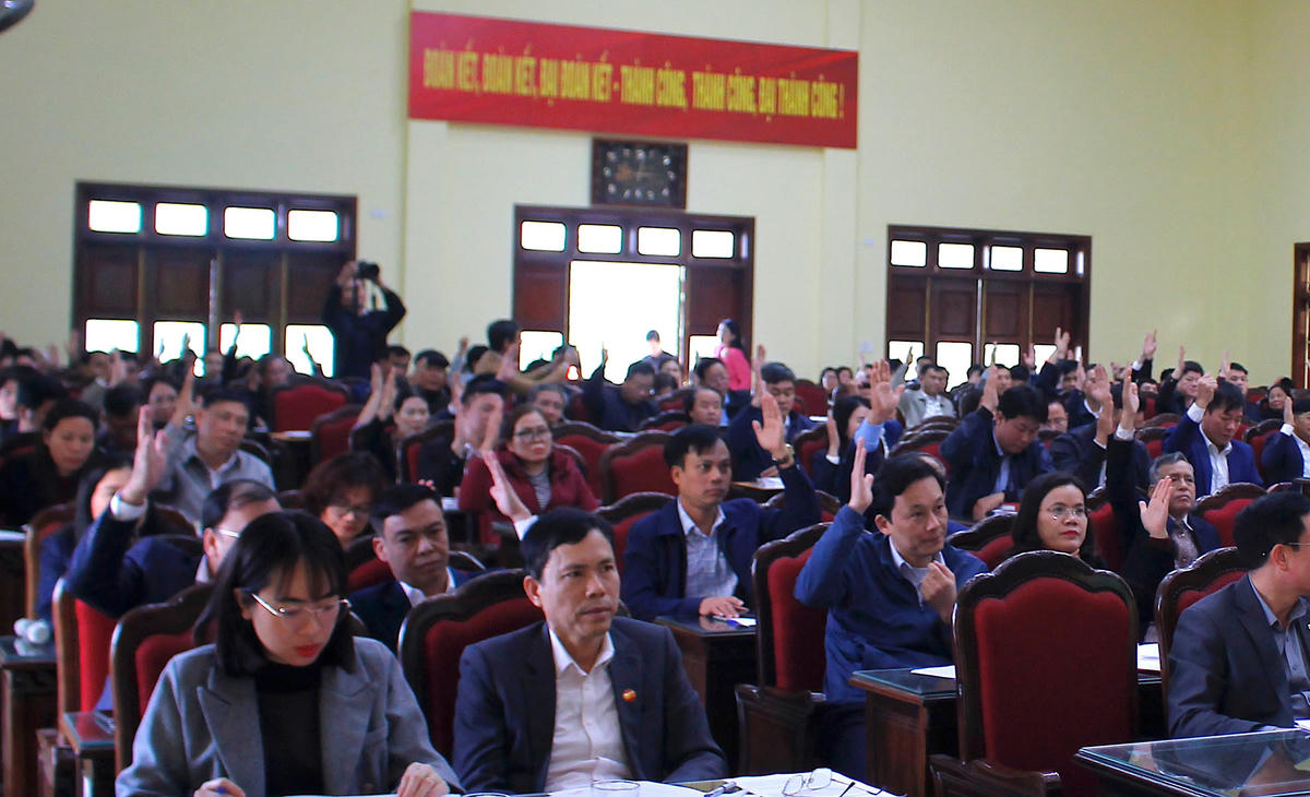 Đại biểu biểu quyết tại hội nghị. Ảnh: Duy Hưng.