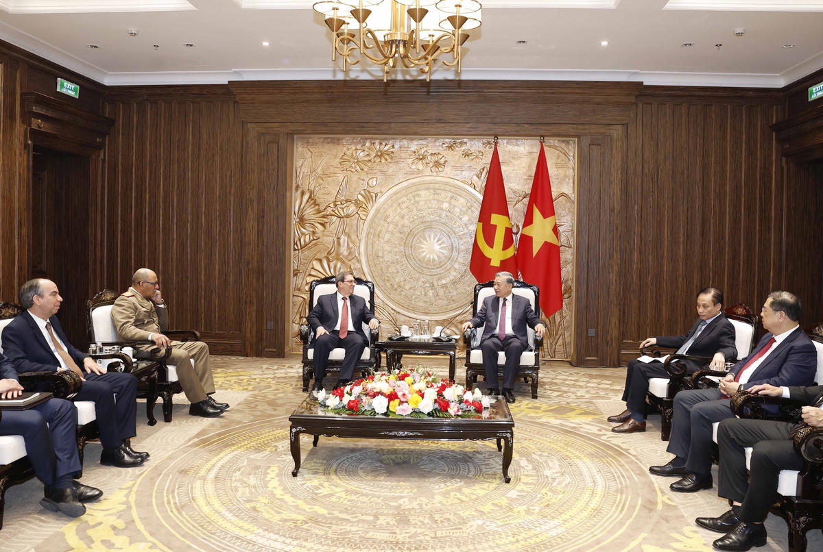 Tổng Bí thư Tô Lâm tiếp thân mật đồng chí Bruno Rodríguez Parrilla, Đặc phái viên Đảng Cộng sản Cuba, Nhà nước Cộng hòa Cuba, Ủy viên Bộ Chính trị, Bộ trưởng Ngoại giao Cuba. Ảnh: Thống Nhất – TTXVN