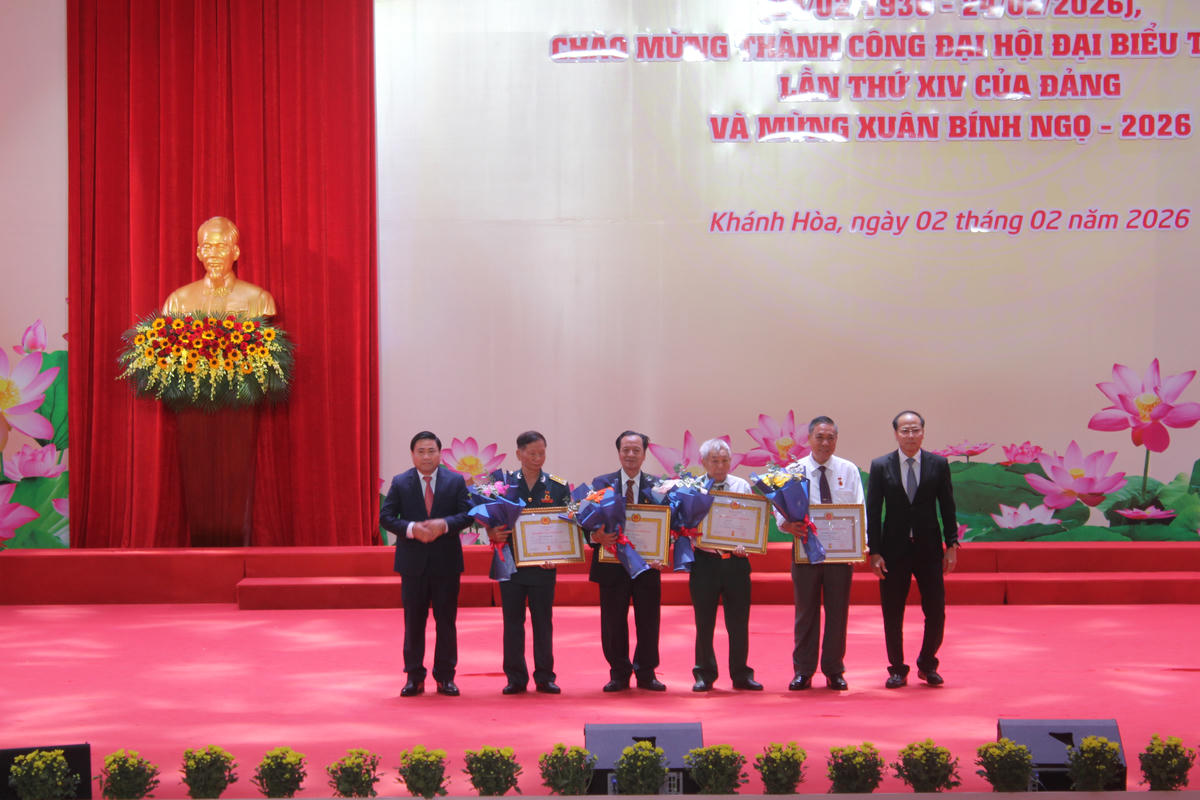 Trao Huy hiệu 55 năm và 40 năm tuổi Đảng cho các đảng viên. (ảnh X.H)