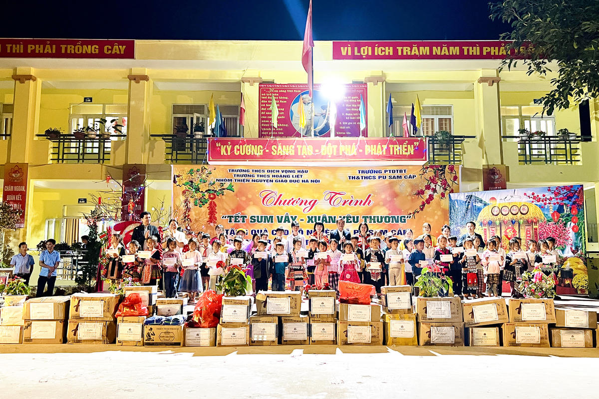 Đoàn trao học bổng cho các em học sinh