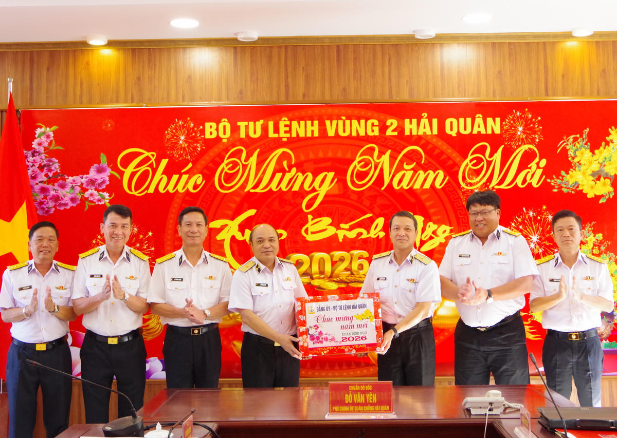 Đoàn công tác Quân chủng Hải quân tặng quà, chúc Tết cán bộ, chiến sĩ Bộ Tư lệnh Vùng 2 Hải quân. Ảnh: Văn Đường.