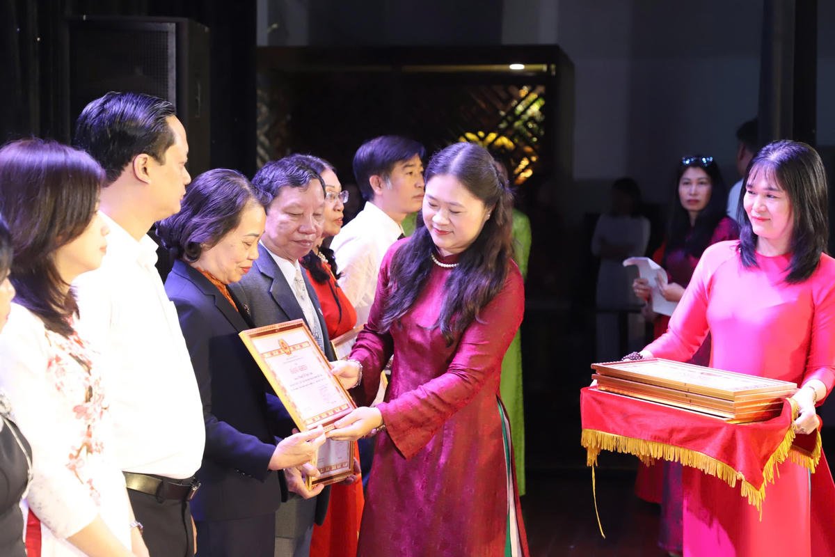 Bà Cao Thị Huyền Trân, Bí thư Đảng ủy phường Hải Châu trao bằng khen tại chương trình. Ảnh: Thùy Trang.