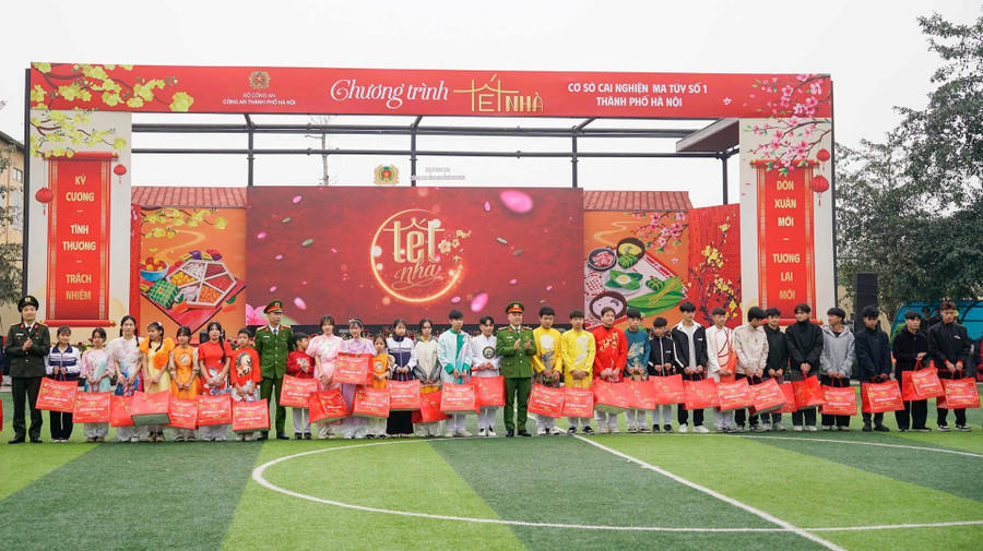 Công an TP Hà Nội trao quà Tết cho các học viên cơ sở cai nghiện ma túy số 1.