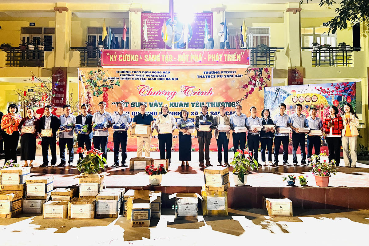 Các thầy cô giáo vùng cao nhận quà Tết sớm