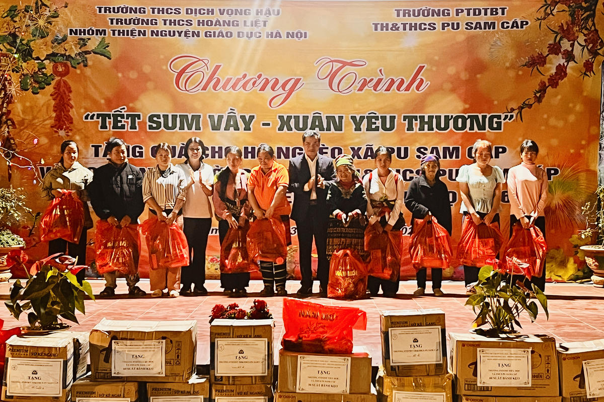 Đoàn thiện nguyện trao quà cho đồng bào vùng cao Pu Sam Cáp