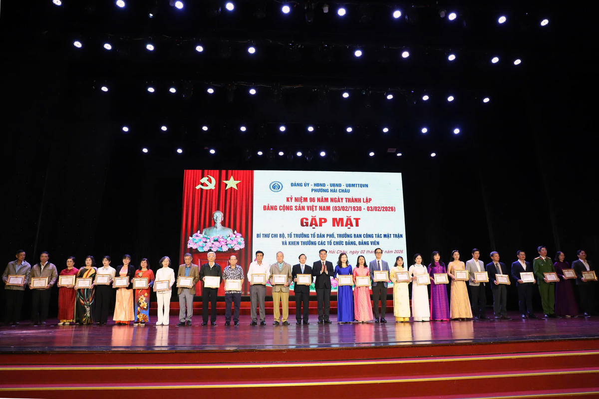 Hội nghị gặp mặt Bí thư chi bộ, Tổ trưởng Tổ dân phố, Trưởng ban công tác Mặt trận khu dân cư. Ảnh: Thùy Trang.