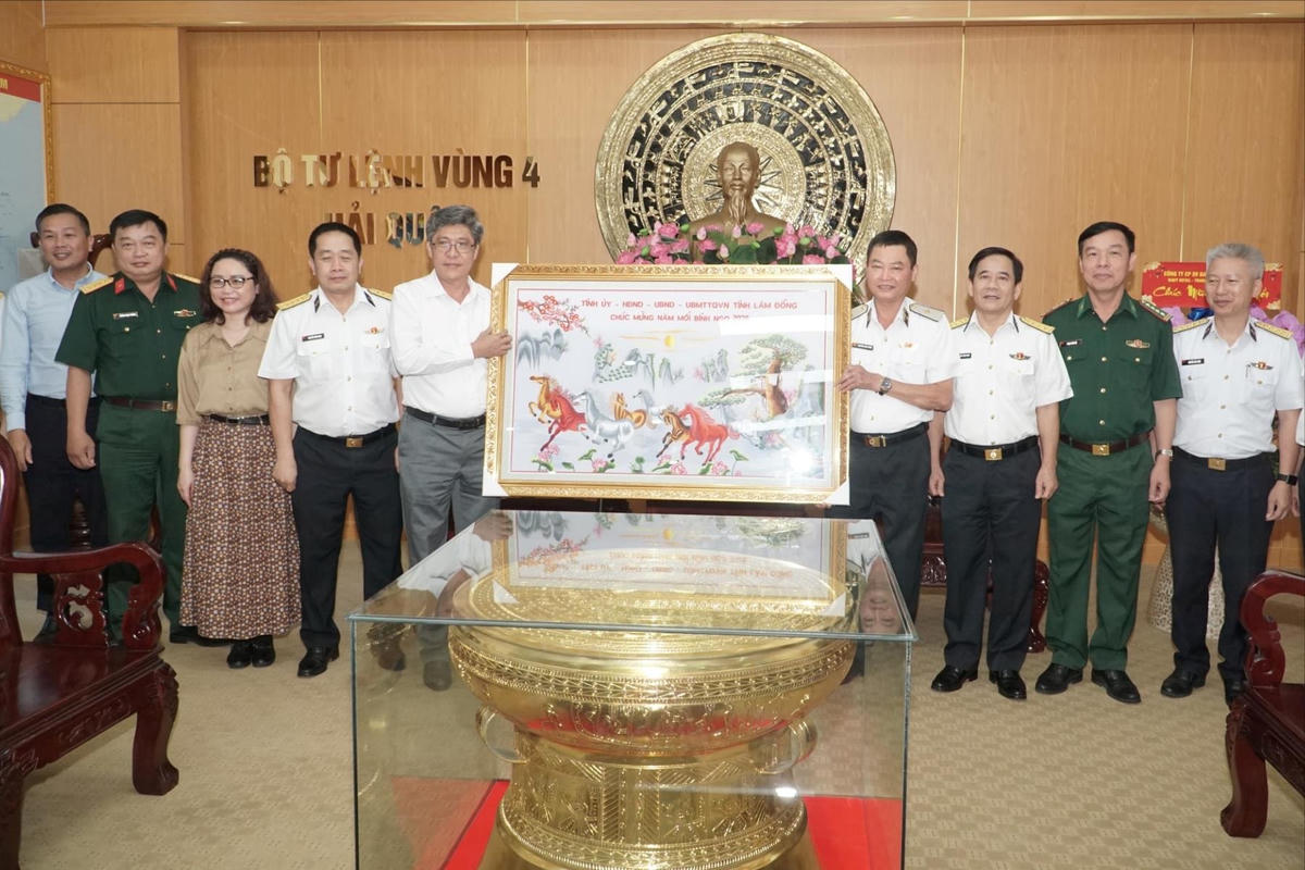 Ông Nguyễn Minh, Phó Chủ tịch UBND tỉnh Lâm Đồng và đoàn công tác tặng bức tranh của tỉnh Lâm Đồng cho Bộ Tư lệnh Vùng 4 Hải quân. (ảnh HP)