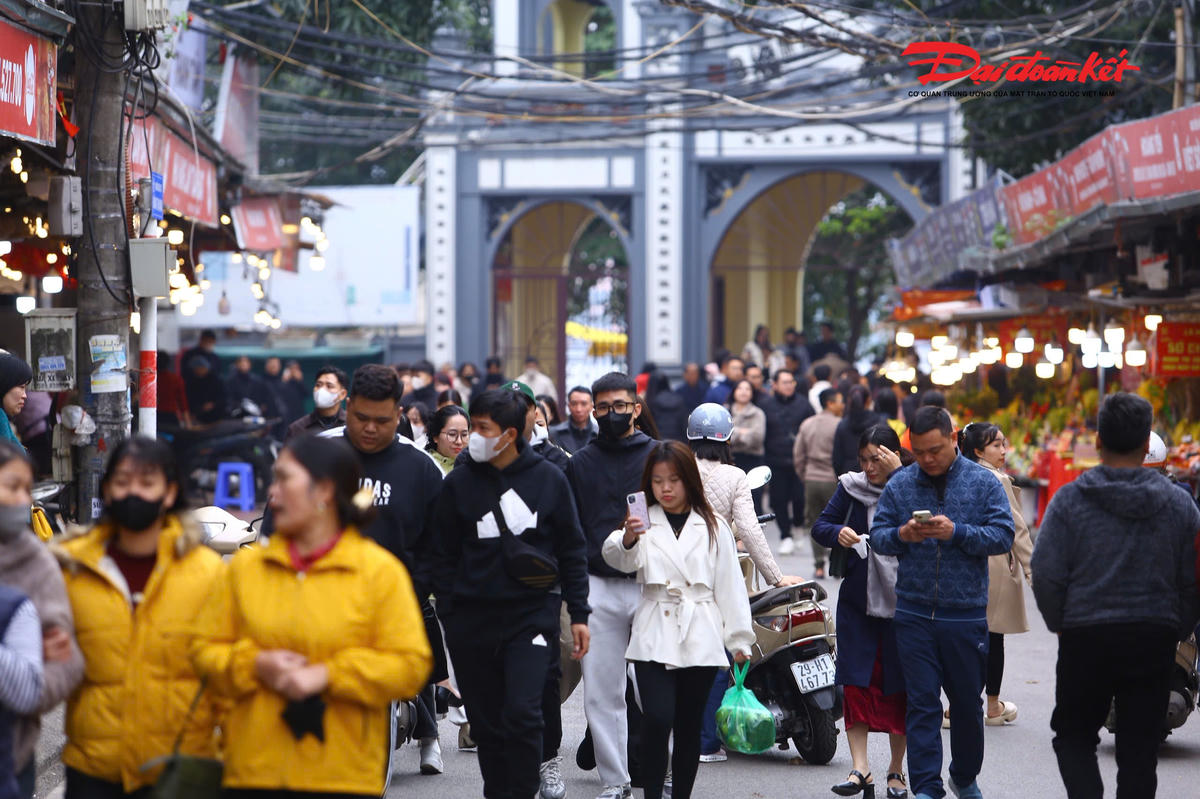 Theo quan niệm dân gian “đầu năm xin lộc, cuối năm trả lễ”, Rằm tháng Chạp được xem là dịp quan trọng để người dân bày tỏ lòng thành kính, tạ ơn thần linh sau một năm làm ăn, sinh sống, đồng thời cầu mong bình an, thuận lợi trước thềm năm mới. Bởi vậy, dù bận rộn công việc cuối năm, nhiều người vẫn cố gắng thu xếp thời gian tìm về các đền, chùa, phủ, trong đó Phủ Tây Hồ là điểm đến quen thuộc.