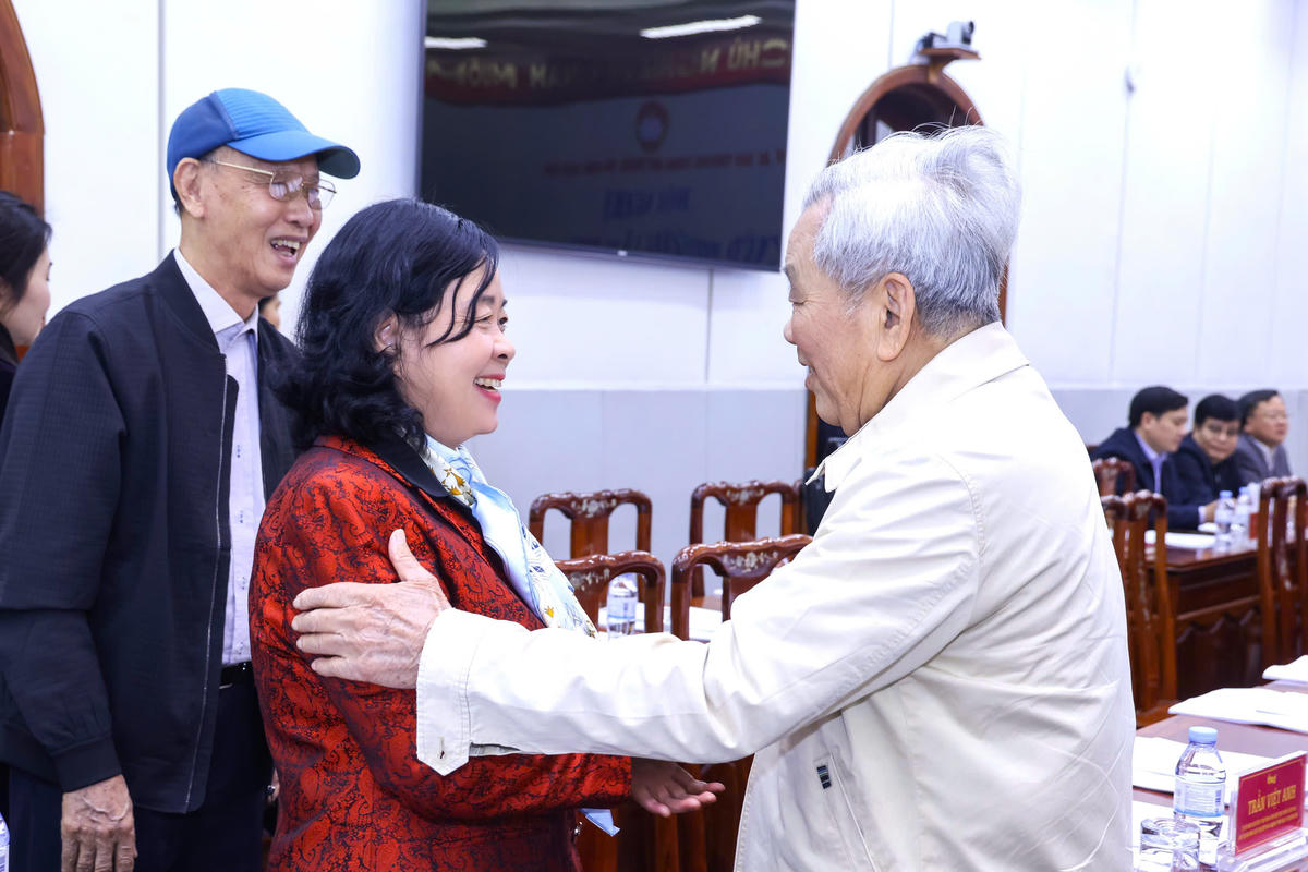 Ủy viên Bộ Chính trị, Bí thư Trung ương Đảng, Bí thư Đảng ủy MTTQ, các đoàn thể Trung ương, Chủ tịch UBTƯ MTTQ Việt Nam Bùi Thị Minh Hoài gặp gỡ các đại biểu tham dự Hội nghị. Ảnh: Quang Vinh.