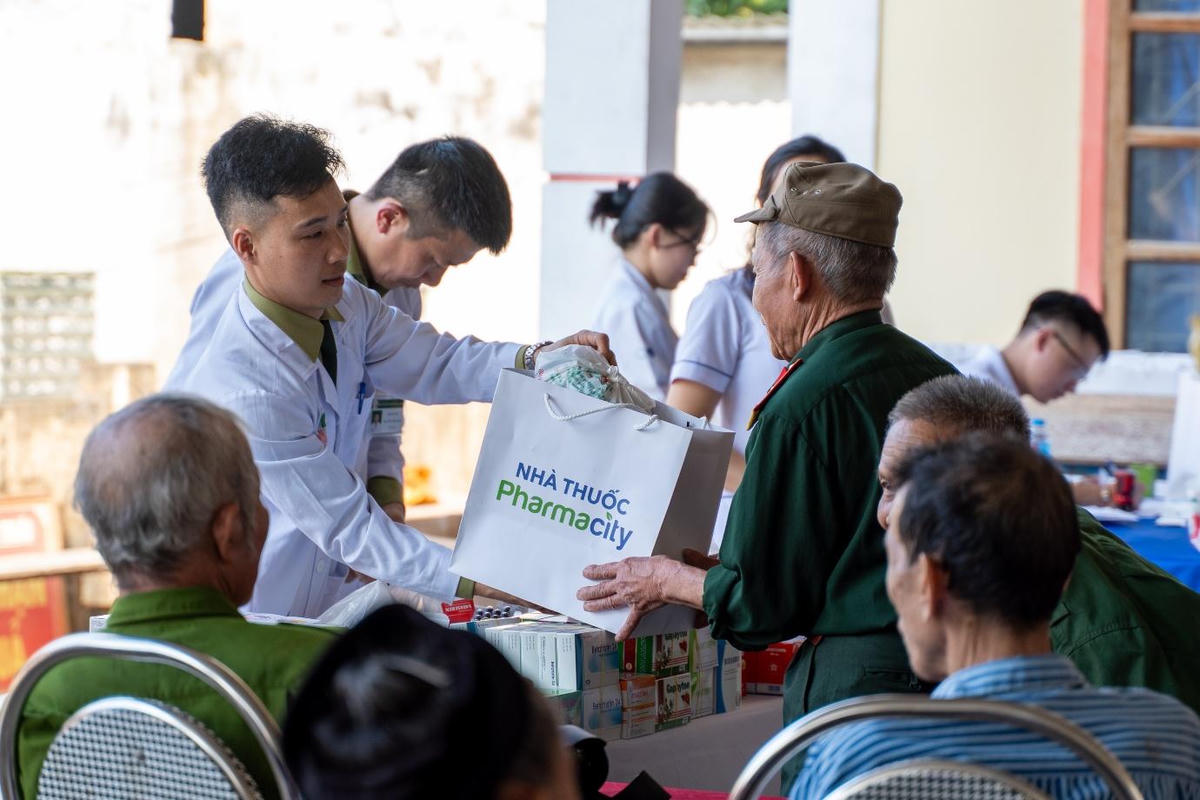 Hàng trăm phần quà đã được trao tận tay người dân