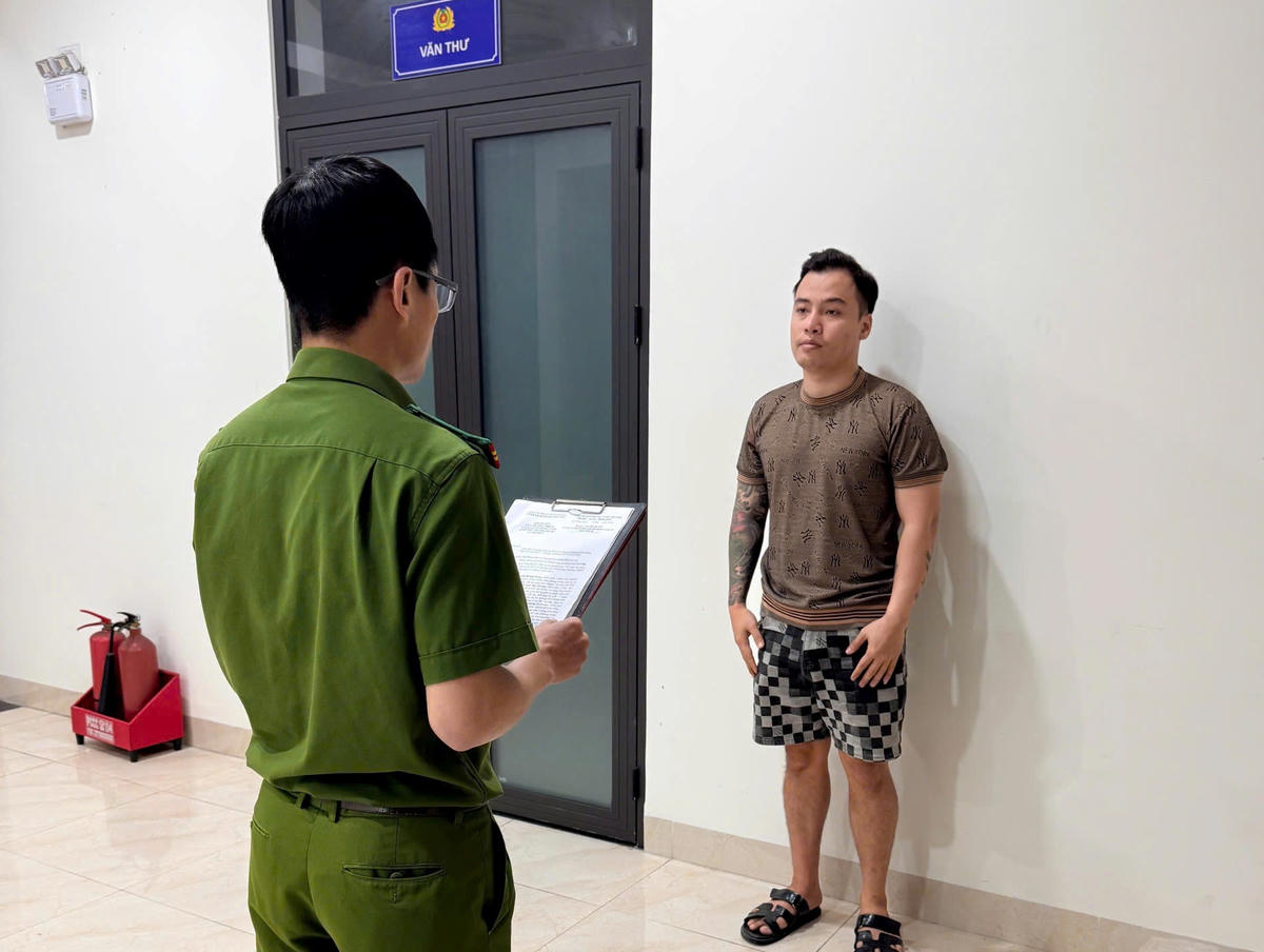 Lực lượng Công an TP Đà Nẵng đọc quyết định bắt Trịnh Ngọc Đạt Dương. Ảnh: CV.