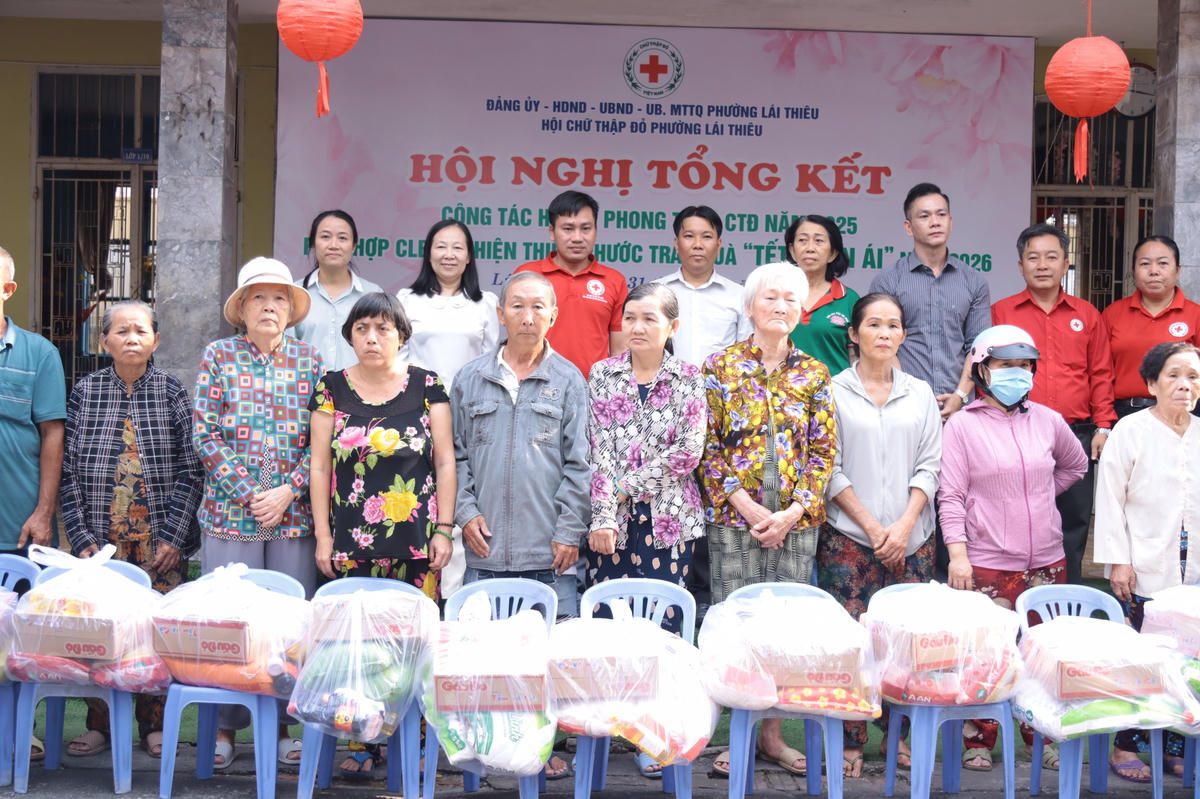 Ban tổ chức trao quà Tết đến các hộ dân có hoàn cảnh khó khăn. Ảnh: NN.