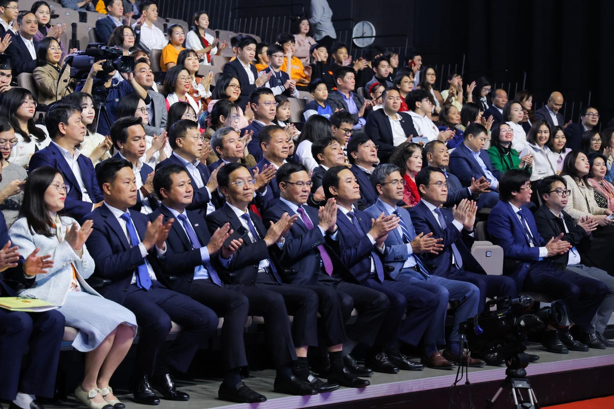 Các đại biểu tham gia chương trình tại trường quay S1 Đài Truyền hình Việt Nam.