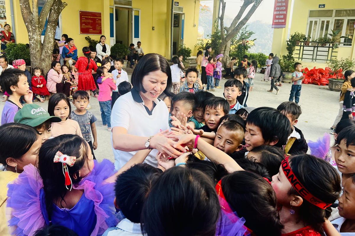 Cô giáo Nguyễn Thị Loan trong vòng tay của các em học sinh