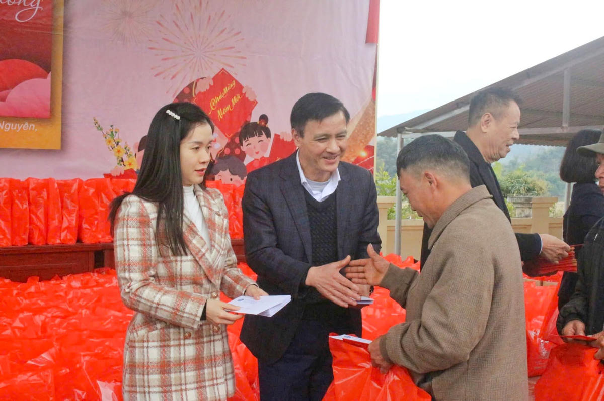 Ông Vũ Duy Hoàng - Ủy viên Ban Thường vụ Tỉnh ủy, Phó Chủ tịch Thường trực Ủy ban MTTQ Việt Nam tỉnh Thái Nguyên&nbsp;trao quà cho người dân. Ảnh: Hải Ly.